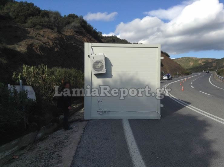 Φθιώτιδα: Σκηνές θρίλερ στην εθνική οδό -Επεσε το κοντέινερ στην στροφή [εικόνες] | iefimerida.gr 1