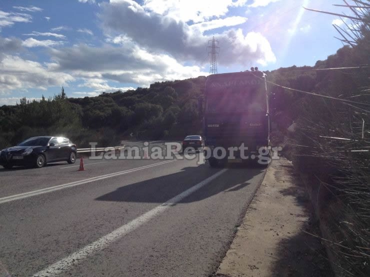 Φθιώτιδα: Σκηνές θρίλερ στην εθνική οδό -Επεσε το κοντέινερ στην στροφή [εικόνες] | iefimerida.gr 2
