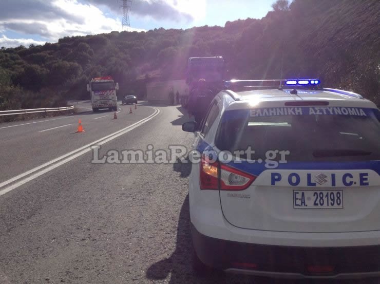 Φθιώτιδα: Σκηνές θρίλερ στην εθνική οδό -Επεσε το κοντέινερ στην στροφή [εικόνες] | iefimerida.gr 3