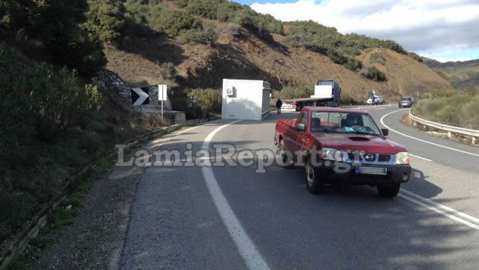 Φθιώτιδα: Σκηνές θρίλερ στην εθνική οδό -Επεσε το κοντέινερ στην στροφή [εικόνες] | iefimerida.gr 5