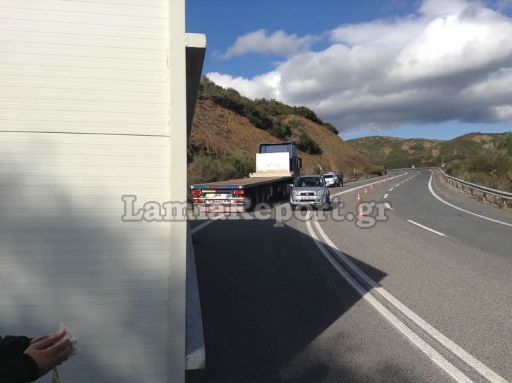 Φθιώτιδα: Σκηνές θρίλερ στην εθνική οδό -Επεσε το κοντέινερ στην στροφή [εικόνες] | iefimerida.gr 6