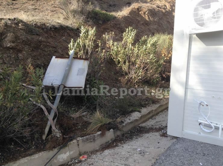 Φθιώτιδα: Σκηνές θρίλερ στην εθνική οδό -Επεσε το κοντέινερ στην στροφή [εικόνες] | iefimerida.gr 8