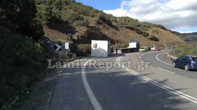 Φθιώτιδα: Σκηνές θρίλερ στην εθνική οδό -Επεσε το κοντέινερ στην στροφή [εικόνες] | iefimerida.gr 0