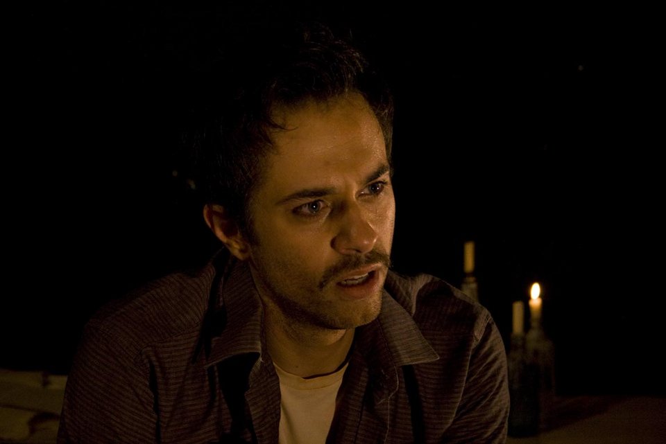 Επί σκηνής η οδύσσεια ενός Ιρανού με όνειρο τη Γερμανία -Mέσα σε 70’ [εικόνες & βίντεο] | iefimerida.gr 2