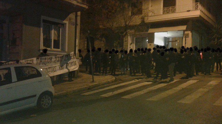 Συγκέντρωση αντιεξουσιαστών έξω από το σπίτι του Κοντονή για υποστήριξη στην Ρούπα [εικόνες] | iefimerida.gr 1