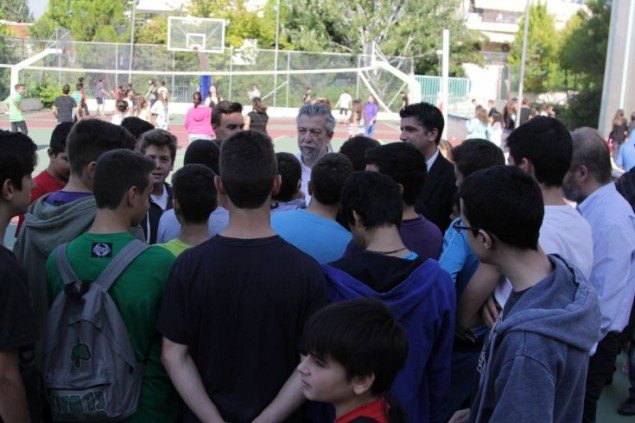 Ο Κοντονής παίζει μπάσκετ με μαθητές - Πανελλήνια Ημέρα Σχολικού Αθλητισμού [εικόνες] | iefimerida.gr 1