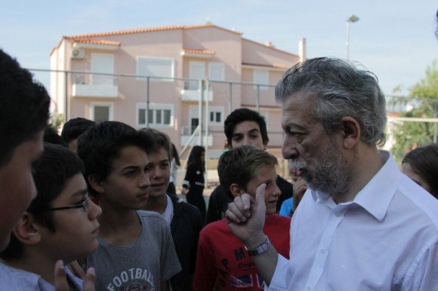 Ο Κοντονής παίζει μπάσκετ με μαθητές - Πανελλήνια Ημέρα Σχολικού Αθλητισμού [εικόνες] | iefimerida.gr 2