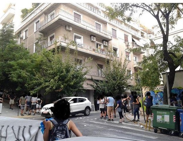 Καρέ-καρέ η παρέμβαση αντιεξουσιαστών στο σπίτι του υπ. Δικαιοσύνης Σταύρου Κοντονή [εικόνες] | iefimerida.gr 2