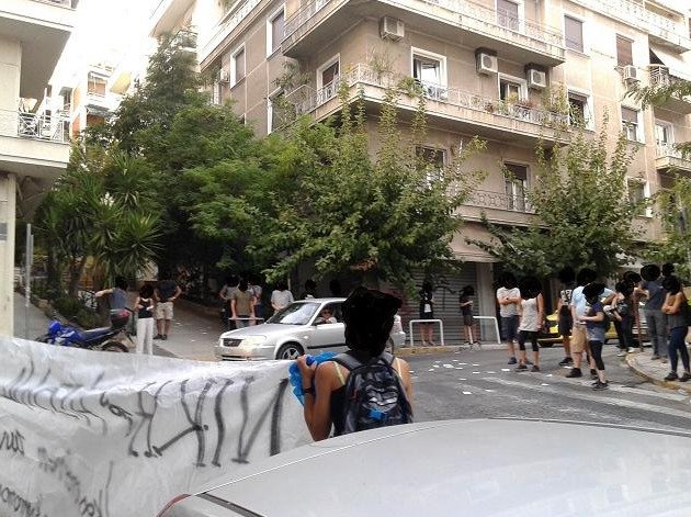 Καρέ-καρέ η παρέμβαση αντιεξουσιαστών στο σπίτι του υπ. Δικαιοσύνης Σταύρου Κοντονή [εικόνες] | iefimerida.gr 0