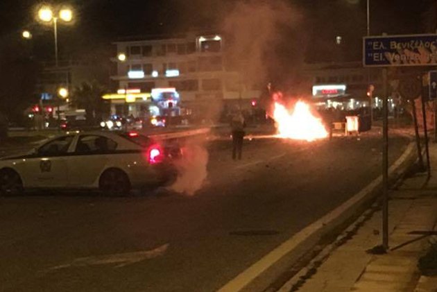 Σοβαρά επεισόδια στη Βάρκιζα - Επέμβαση της αστυνομίας σε κόντρες [εικόνα] | iefimerida.gr 0