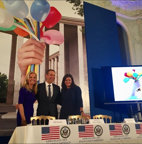 Ο Τζεφ Κουνς στήνει σιδερένιες τουλίπες 10 μέτρων για τα θύματα στο Παρίσι [εικόνα]  | iefimerida.gr 1