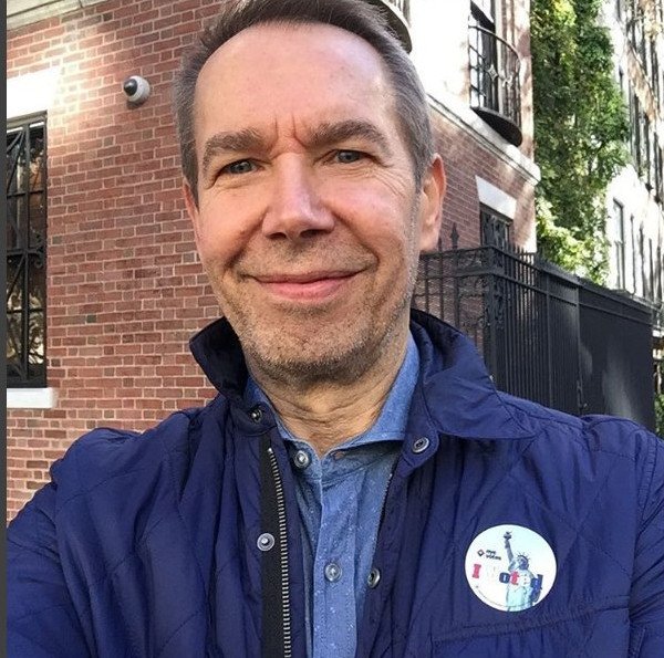 Ο Τζεφ Κουνς στήνει σιδερένιες τουλίπες 10 μέτρων για τα θύματα στο Παρίσι [εικόνα]  | iefimerida.gr 2