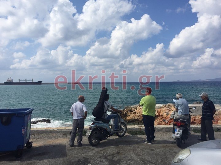 Ηράκλειο: Αναστάτωση για γυναίκα που πάλευε με τα κύματα [εικόνες&βίντεο] | iefimerida.gr 0