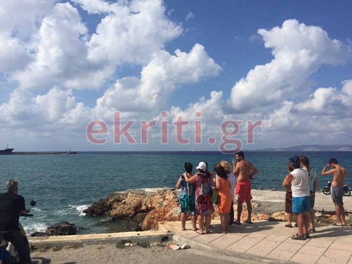 Ηράκλειο: Αναστάτωση για γυναίκα που πάλευε με τα κύματα [εικόνες&βίντεο] | iefimerida.gr 1