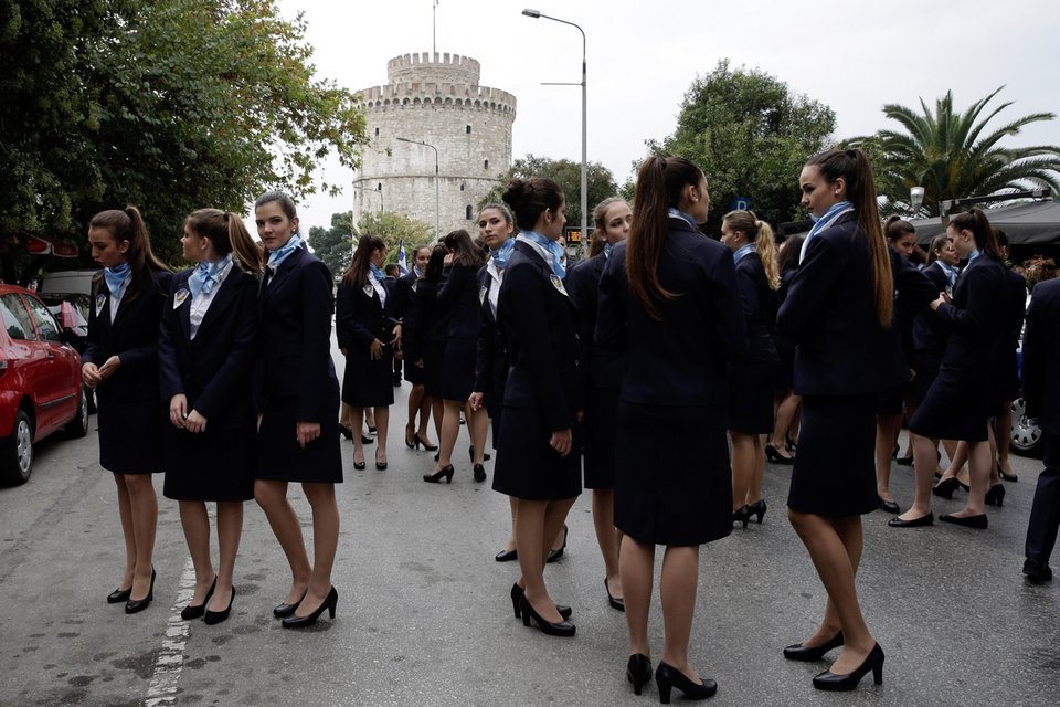 Θεσσαλονίκη: Τα γέλια στην εξέδρα, ο δρομέας και... τα απρόοπτα της μαθητικής παρέλασης! [εικόνες]  | iefimerida.gr 7