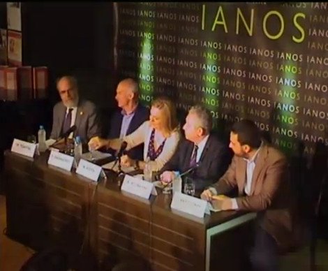 Ο τσολιάς δίνει λουλούδια και ελιές στον Παπανδρέου: «Πάρτα για να σκάσει ο Βενιζέλος» [εικόνες] | iefimerida.gr 5