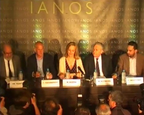 Ο τσολιάς δίνει λουλούδια και ελιές στον Παπανδρέου: «Πάρτα για να σκάσει ο Βενιζέλος» [εικόνες] | iefimerida.gr 6