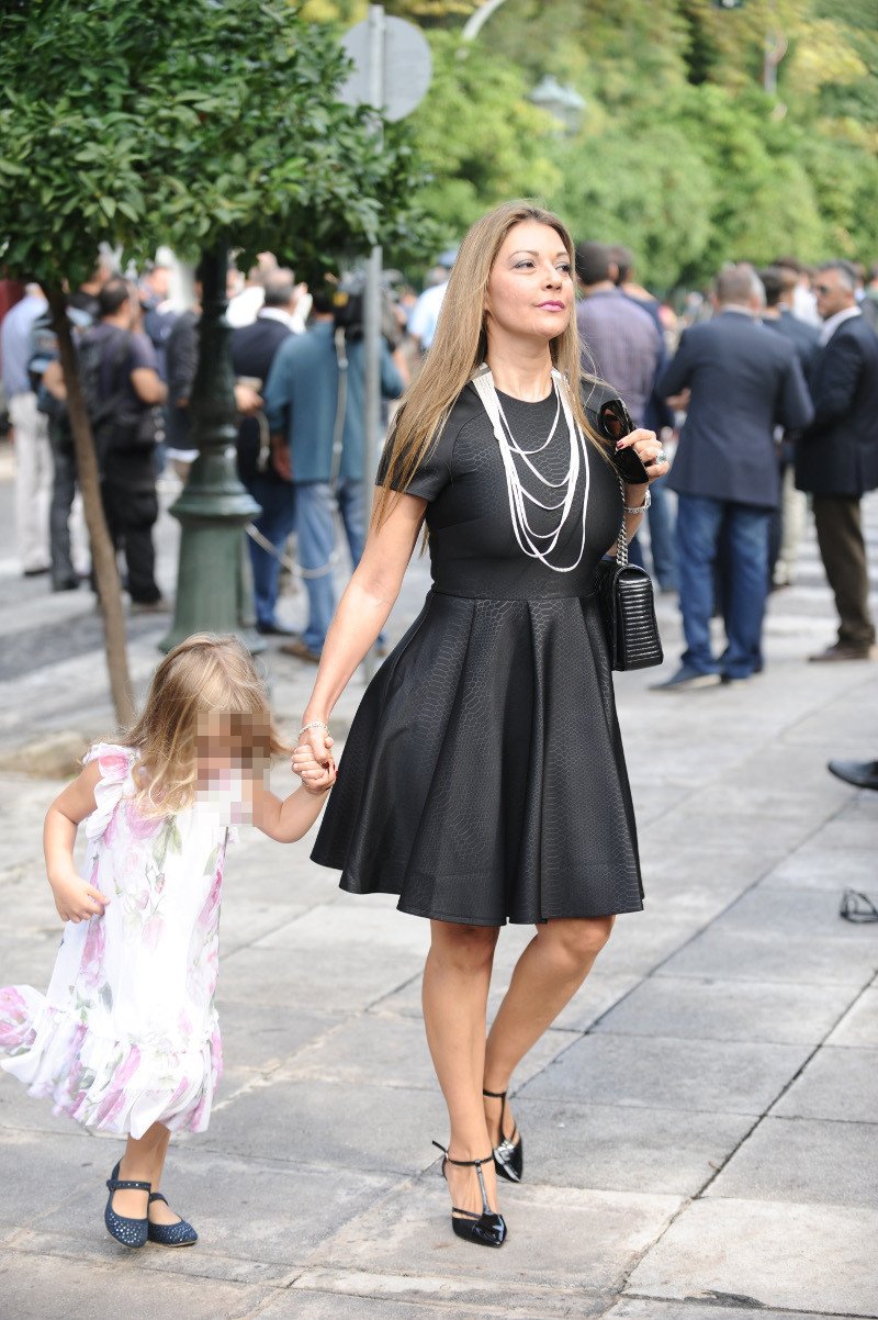 Σαρωτικές εμφανίσεις στην ορκωμοσία: Το θεόστενο φόρεμα της Τζάκρη, τα κόκκινα αξεσουάρ της Γεροβασίλη, η σικάτη Κουντουρά [εικόνες] | iefimerida.gr 15