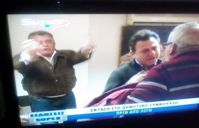 Ενταση και επεισόδια στο δημοτικό συμβούλιο Κορίνθου [εικόνες και βίντεο] | iefimerida.gr 1