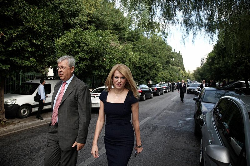 Σαρωτικές εμφανίσεις στην ορκωμοσία: Το θεόστενο φόρεμα της Τζάκρη, τα κόκκινα αξεσουάρ της Γεροβασίλη, η σικάτη Κουντουρά [εικόνες] | iefimerida.gr 12