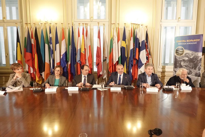 Ευρωπαϊκή Πολιτιστική Κληρονομιά:  Ξαναχτίζεται η ιστορική γέφυρα Κοράκου στην Κοιλάδα του Αχελώου [εικόνες] | iefimerida.gr 0