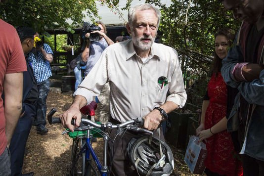 Τζέρεμι Κόρμπιν, ο πολιτικός με το προφίλ ΣΥΡΙΖΑ, φαβορί για ηγέτης των Σοσιαλιστών της Αγγλίας [εικόνες] | iefimerida.gr 1