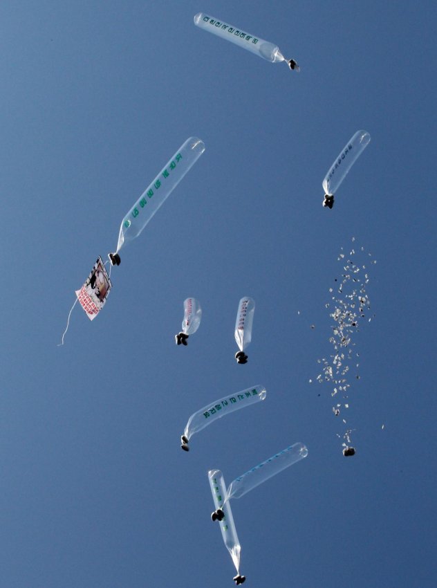 Απίστευτος Κιμ Γιονγκ Ουν: Εστειλε στη Ν. Κορέα μπαλόνια με χρησιμοποιημένο χαρτί υγείας και αποτσίγαρα [εικόνες] | iefimerida.gr 2