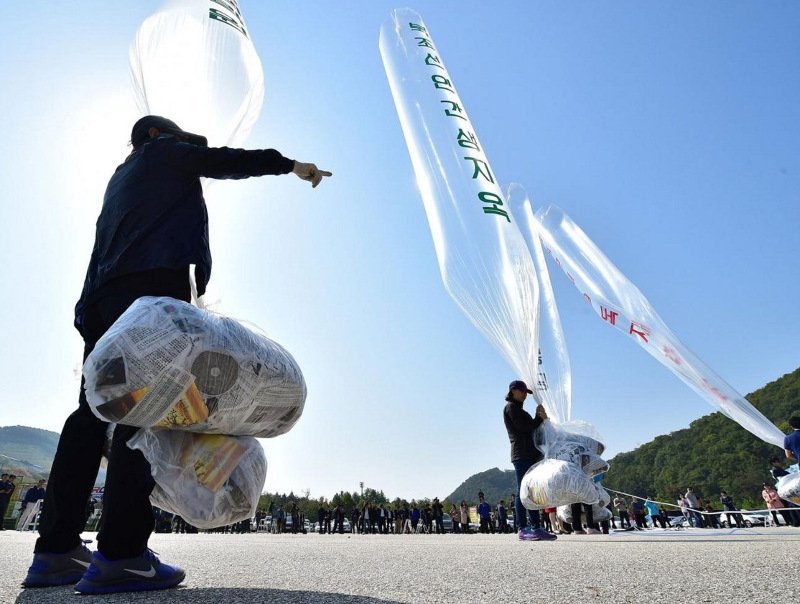 Απίστευτος Κιμ Γιονγκ Ουν: Εστειλε στη Ν. Κορέα μπαλόνια με χρησιμοποιημένο χαρτί υγείας και αποτσίγαρα [εικόνες] | iefimerida.gr 3