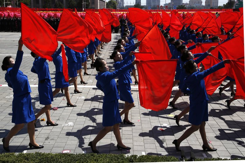 Τεράστια παρέλαση στη Β. Κορέα -Με άρματα, λουλούδια, μπαλόνια, αλλά χωρίς πυραύλους μεγάλου βεληνεκούς [εικόνες & βίντεο] | iefimerida.gr 1