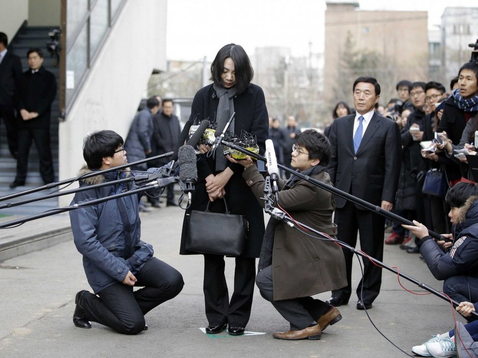 Πάμπλουτη κληρονόμος-θηρίο: Eβαζε το πλήρωμα του αεροπλάνου της να γονατίζει και μετά το χτυπούσε [εικόνες] | iefimerida.gr 0