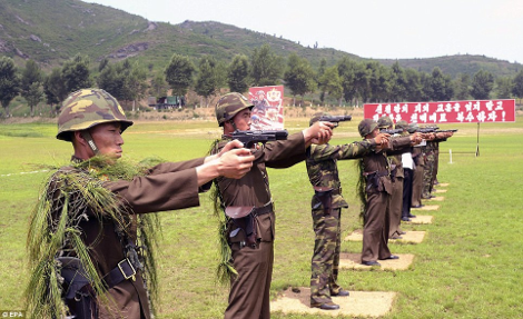 Ασύλληπτες φωτογραφίες από παρέλαση στη Βόρεια Κορέα -Σαν μαριονέτες χιλιάδες άτομα σε απόλυτο συγχρονισμό και συντονισμό [εικόνες] | iefimerida.gr 8