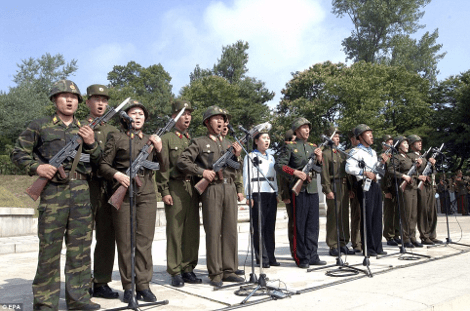 Ασύλληπτες φωτογραφίες από παρέλαση στη Βόρεια Κορέα -Σαν μαριονέτες χιλιάδες άτομα σε απόλυτο συγχρονισμό και συντονισμό [εικόνες] | iefimerida.gr 9