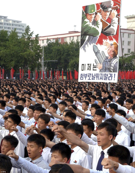 Ασύλληπτες φωτογραφίες από παρέλαση στη Βόρεια Κορέα -Σαν μαριονέτες χιλιάδες άτομα σε απόλυτο συγχρονισμό και συντονισμό [εικόνες] | iefimerida.gr 10