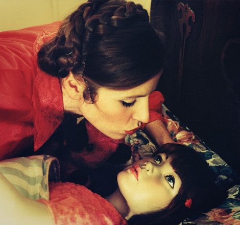 Συνέβη κι αυτό -Νεαρή δεν άντεχε την γκρίνια της μάνας της και παντρεύτηκε έναν κούκλο βιτρίνας [εικόνες] | iefimerida.gr 5