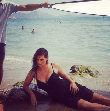 Η Μαρία Κορινθίου ξαπλώνει βρεγμένη στην αμμουδιά [εικόνες] | iefimerida.gr 0