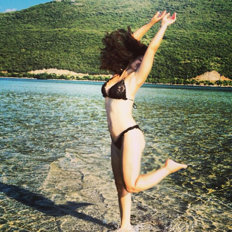 Πανικό προκαλεί στη Λευκάδα η Μαρία Κορινθίου με τις «καλλιτεχνικές» της πόζες [εικόνες] | iefimerida.gr 0