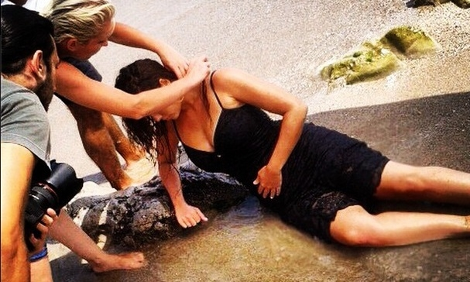 Η Μαρία Κορινθίου ξαπλώνει βρεγμένη στην αμμουδιά [εικόνες] | iefimerida.gr 1