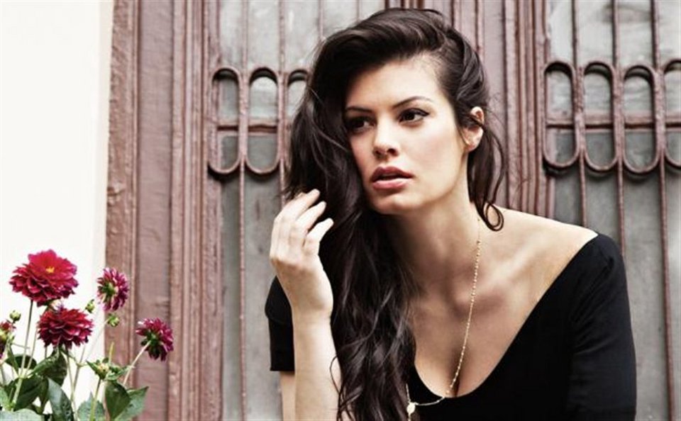 Διάσημη Ελληνίδα σεξοβόμβα φωτογραφίζεται σε… κοτέτσι! [εικόνες] | iefimerida.gr 0