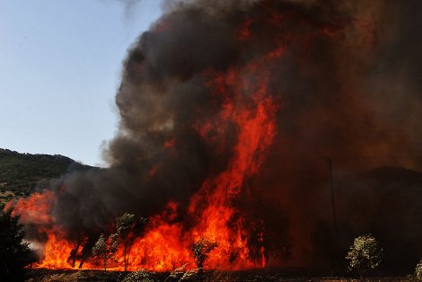 Κάηκαν σπίτια στο Γαλατάκι Κορινθίας -Ολονύκτια μάχη με τις φλόγες | iefimerida.gr 1