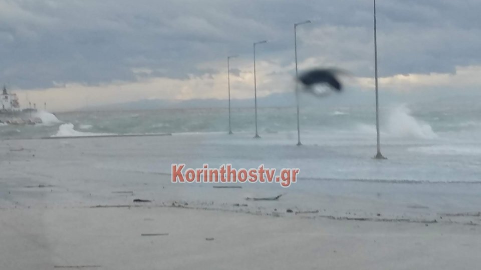 Γιγαντιαία κύματα στην Κόρινθο- Εφτασαν μέχρι... πάρκινγκ αυτοκινήτων [εικόνες & βίντεο] | iefimerida.gr 0