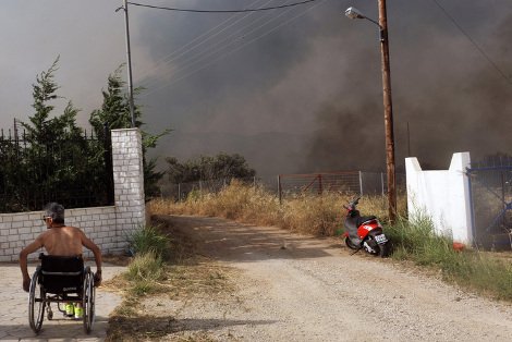 Σε ύφεση οι φωτιές σε Κορινθία και Λάρισα - Σε εξέλιξη το μέτωπο στη Μαλεσίνα [βίντεο & εικόνες] | iefimerida.gr 1