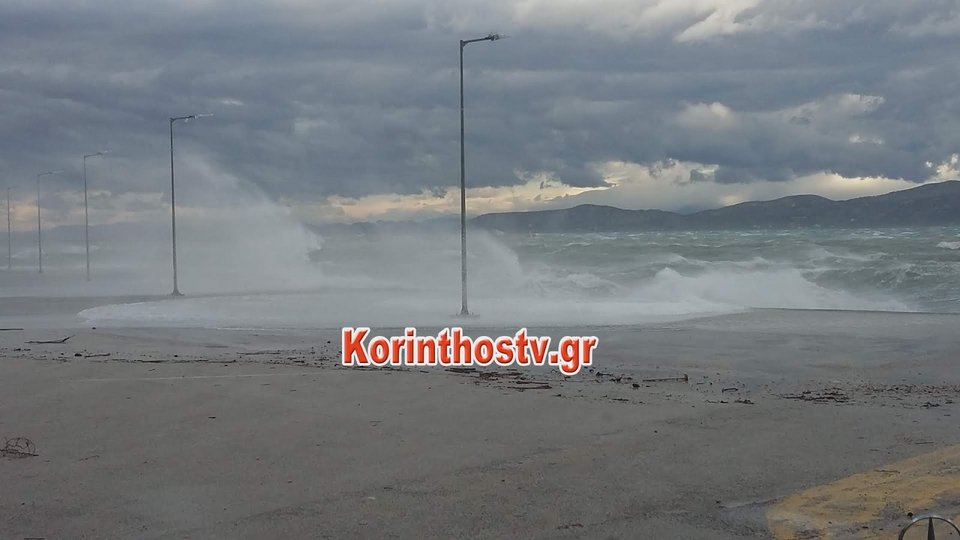 Γιγαντιαία κύματα στην Κόρινθο- Εφτασαν μέχρι... πάρκινγκ αυτοκινήτων [εικόνες & βίντεο] | iefimerida.gr 1