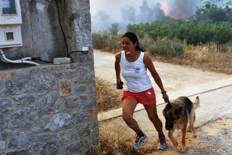 Κάηκαν σπίτια στο Γαλατάκι Κορινθίας -Ολονύκτια μάχη με τις φλόγες | iefimerida.gr 3