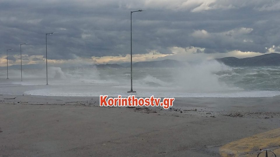 Γιγαντιαία κύματα στην Κόρινθο- Εφτασαν μέχρι... πάρκινγκ αυτοκινήτων [εικόνες & βίντεο] | iefimerida.gr 2