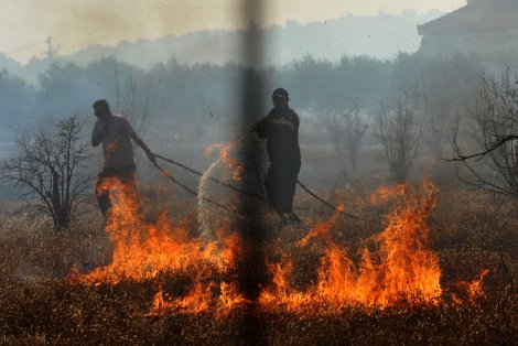Κάηκαν σπίτια στο Γαλατάκι Κορινθίας -Ολονύκτια μάχη με τις φλόγες | iefimerida.gr 4