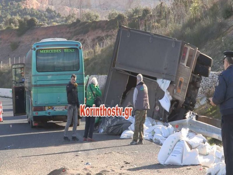 Σύγκρουση λεωφορείου ΚΤΕΛ με φορτηγό στην Κορίνθου-Τριπόλεως -Τρεις τραυματίες [εικόνες & βίντεο] | iefimerida.gr 4