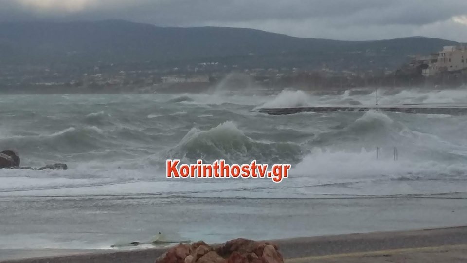 Γιγαντιαία κύματα στην Κόρινθο- Εφτασαν μέχρι... πάρκινγκ αυτοκινήτων [εικόνες & βίντεο] | iefimerida.gr 4