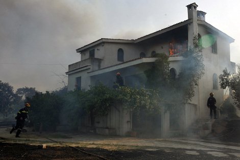 Κάηκαν σπίτια στο Γαλατάκι Κορινθίας -Ολονύκτια μάχη με τις φλόγες | iefimerida.gr 6
