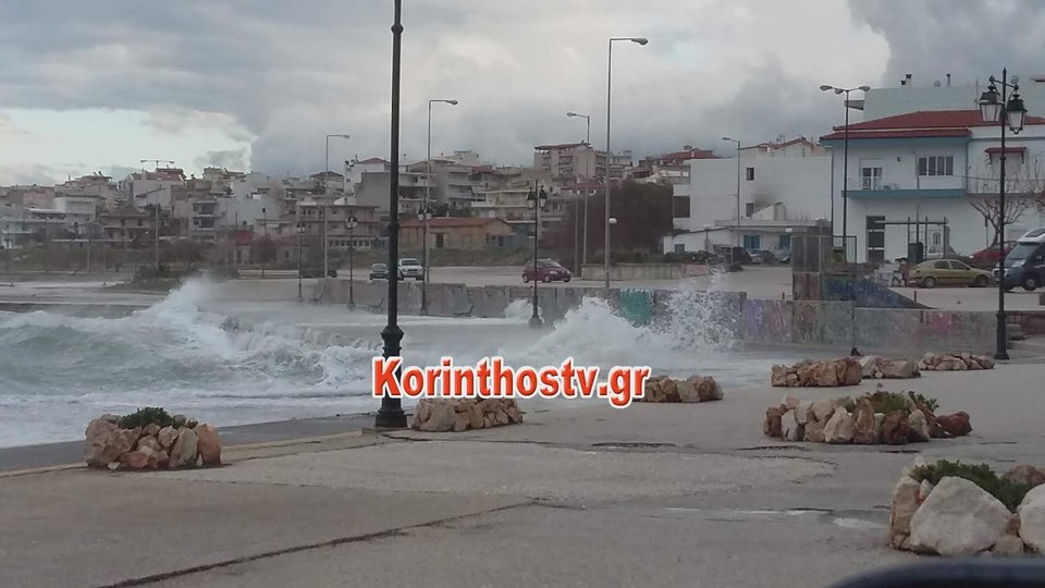 Γιγαντιαία κύματα στην Κόρινθο- Εφτασαν μέχρι... πάρκινγκ αυτοκινήτων [εικόνες & βίντεο] | iefimerida.gr 5