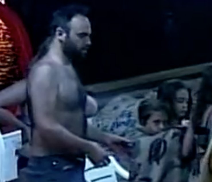 Μπέρδεμα: Ο άνδρας με το μούσι δίπλα στις δίδυμες λέει ότι είναι δικά του παιδιά | iefimerida.gr 1